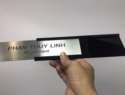 bảng tên inox đế mica trượt